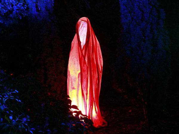 हटिंग सती – ये एक मंदिर है जो शहर के सेक्टर 39 में स्थित है. लोगों का कहना है कि इस मंदिर का निर्माण उस महिला की याद में किया गया था जो सती हुई थी. मंदिर को लेकर ये कहा जाता है कि,  जब कोई यहां खड़ी प्रतिमा के सामने झुककर प्रार्थना करता है सती की आत्मा उस इंसान पर हावी हो जाती है. हालांकि इस बात में कितनी सच्चाई है ये कहना मुश्किल है.