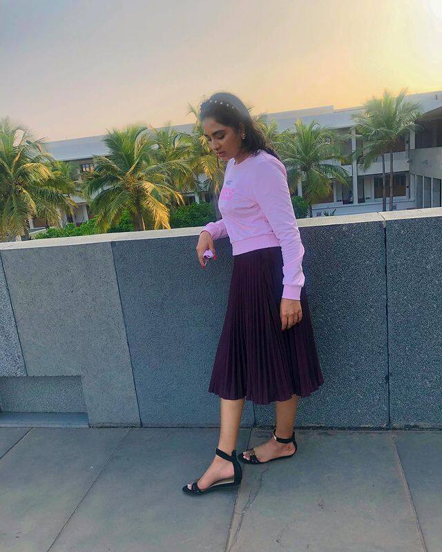 பூவில் தோன்றும் வாசம் அதுதான் ராகமோ? இளம் பூவை நெஞ்சில் தோன்றும் அதுதான் தாளமோ?
