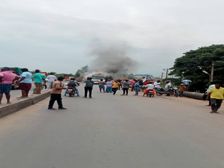 kanchipuram private bus caught fire on the national highway near Sriperumbudur Watch Video சென்னை - பெங்களூர் தேசிய நெடுஞ்சாலையில் தீப்பிடித்து எரிந்த பேருந்து - அதிர்ச்சி வீடியோ..!