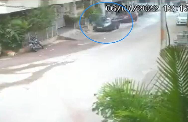 Hyderabad Accident Viral Video: On Camera, Hyderabad girl Flung Into Air After Being Hit By Car Video: हैदराबाद में सड़क किनारे चल रही लड़की को कार ने मारी जोरदार टक्कर, हवा में उछली युवती, सामने आया वीडियो