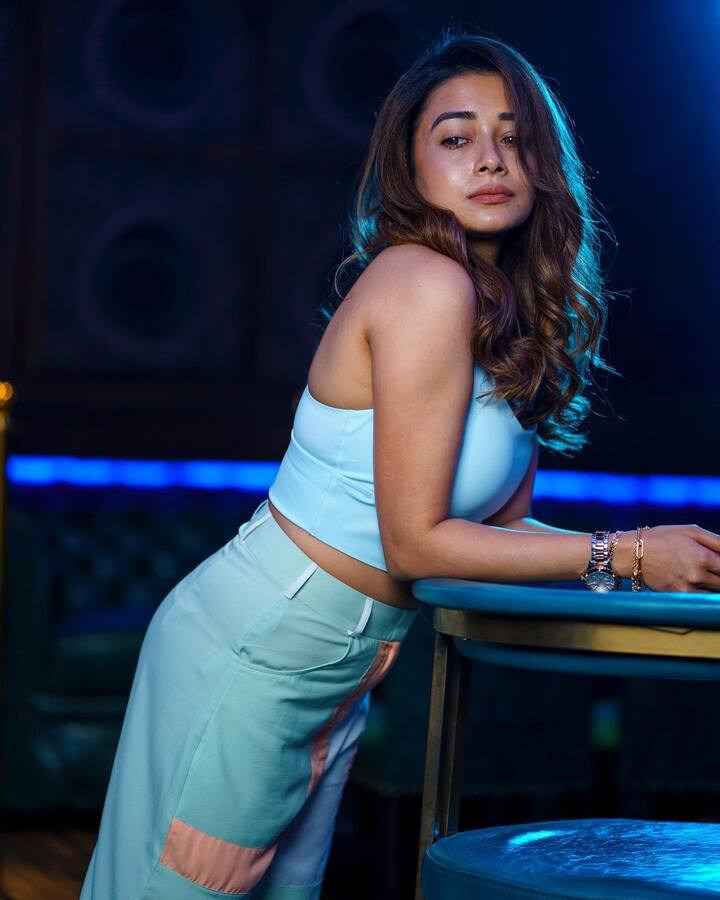 तिचा लेटेस्ट लुक पूर्ण करण्यासाठी टीनाने क्रॉप टॉप आणि पॅन्ट परिधान केली आहे त्यासोबत हलका मेकअप केला आहे आणि केस मोकळे सोडले आहेत.(फोटो :/tinadatta/ig)