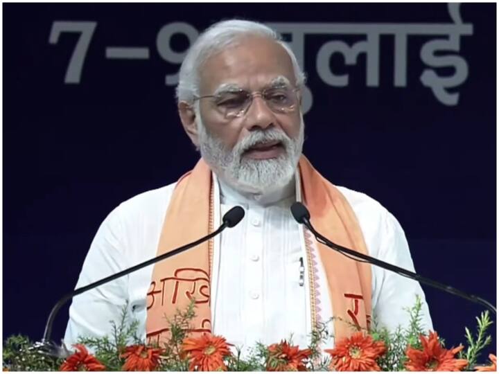 PM Modi Varanasi Visit PM addresses Akhil Bhartiya Shiksha Samagam in Varanasi PM Modi Varanasi Visit: शिक्षा समागम में पीएम मोदी बोले- 'हम केवल डिग्री धारक युवा तैयार न करें, बल्कि...'