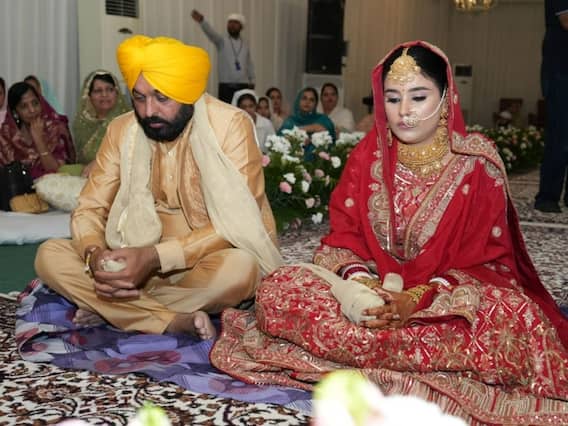 Bhagwant Mann Marriage: सामने आयी सीएम भगवंत मान की शादी की पहली तस्वीर, दुल्हन से मुस्कुरा कर बातें करते आए नजर Bhagwant Mann Marriage: सामने आयी सीएम भगवंत मान की शादी की पहली तस्वीर, दुल्हन से मुस्कुरा कर बातें करते आए नजर
