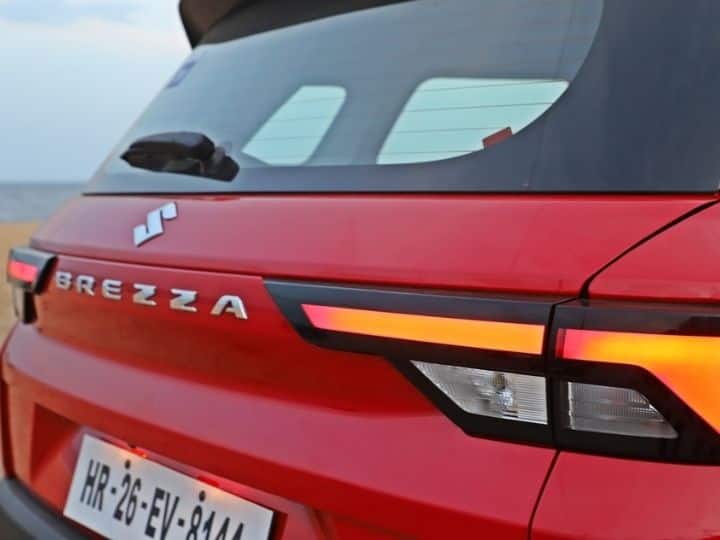यातील Suzuki चा लोगो खूपच आकर्षक वाटतो. यात ड्युअल-टोन डायमंड-कट 16-इंच अलॉय व्हील्स आहेत. लोअर व्हेरियंट पेंट केलेल्या व्हील्ससह उपलब्ध आहेत आणि बेस व्हेरिएंट स्टीलच्या व्हील्ससह उपलब्ध आहेत. नवीन ब्रेझा आकाराने मोठी आहे. यातील नवीन ड्युअल-एलईडी प्रोजेक्टर हेडलॅम्प्स ब्रेझाला आता अधिक आधुनिक बनवतात. मागील ब्रेझाच्या तुलनेत नवीन ब्रेझामध्ये स्लिम एलईडी टेल-लॅम्प देण्यात आले आहे.