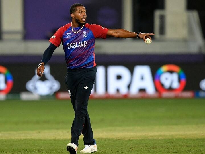 यहां दूसरे नंबर पर इंग्लिश तेज गेंदबाज क्रिस जॉर्डन हैं. जॉर्डन ने अब तक भारत के खिलाफ 11 मैचों में 10 विकेट चटकाए हैं. हालांकि इनका बॉलिंग एवरेज (40.40) और इकोनॉमी रेट (9.50) काफी ज्यादा रहा है.