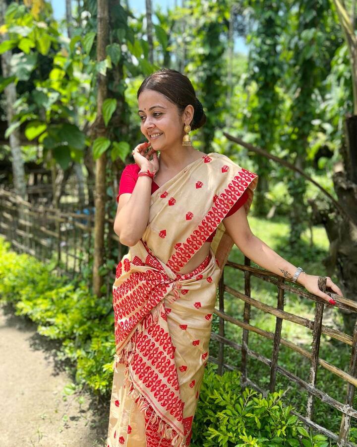 देवोलीना ने अपने पारंपरिक लुक को सिंपल रखा है और गोल्डन झुमकों, एक लाल बिंदी और हेयर बन से खुद को निखारा है.