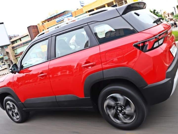 फीचर्स बद्दल बोलायचे झाले तर, यात नवीन 9-इंच टचस्क्रीन वापरण्यास सोपी आहे. याचा आयकॉन/बेसिक डिस्प्ले दिसायला छान आहे. यात कनेक्टेड कार टेक, Arkamys ऑडिओ सिस्टम, वायरलेस चार्जिंग आणि एक सनरूफ देखील आहे. नवीन ब्रेझा ही पहिली मारुती कार आहे ज्यात सनरूफ देण्यात आले आहे. हा फीचर्स भारतातील अनेक ग्राहकांना आवडतो.