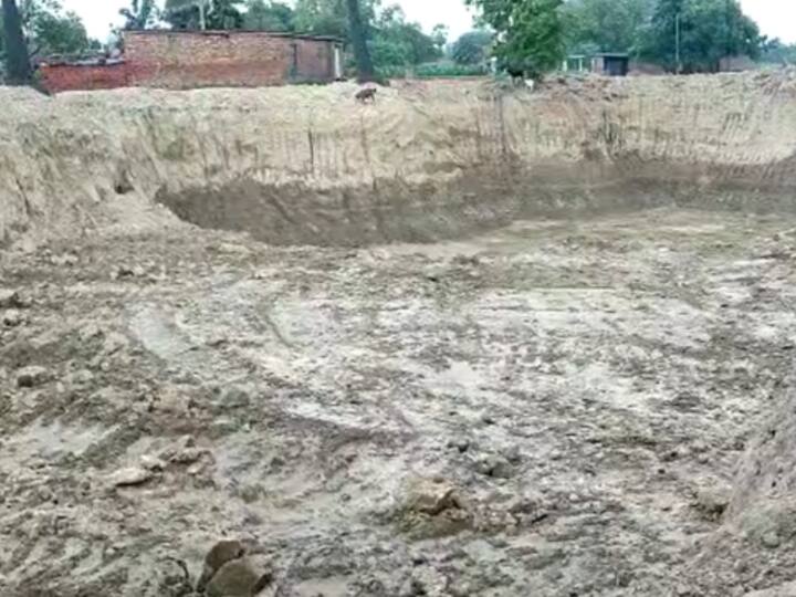 Mau News: किसान के खेत की मिट्टी चोरी, बना दिया गड्ढा, पूछा सवाल तो राजस्व कर्मियों ने धमकाया Mau Ghoshi tehsil Uttar Pradesh soil of farmers fields stolen revenue workers lekhpal threatened ANN Mau News: किसान के खेत की मिट्टी चोरी, बना दिया गड्ढा, पूछा सवाल तो राजस्व कर्मियों ने धमकाया