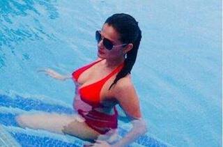 સની દેઓલની હીરોઇને બતાવી બૉલ્ડનેસ, બ્લેક ટ્રાન્સપરન્ટ બિકીનીમાં શેર કરી પૂલ સાઇડ તસવીરો.......