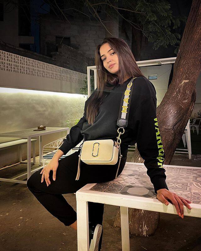 కానీ హీరోయిన్ గా తన కెరీర్ ని కంటిన్యూ చేయలేకపోతోంది. (Photo Courtesy: Pujitha Ponnada Instagram)