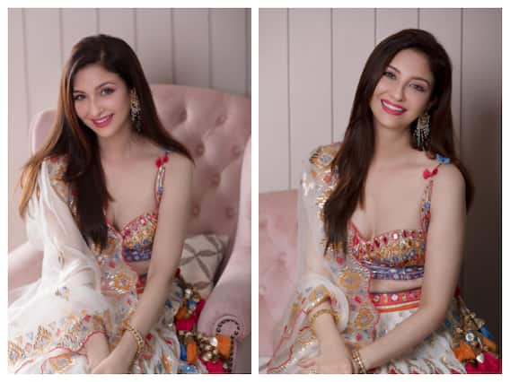 Saumya Tandon Pics: मल्टीकलर का लहंगा पहने बला की खूबसूरत लगीं सौम्या टंडन, 'गोरी मैम' की कातिलाना मुस्कान ने बढ़ाई फैन्स की धड़कनें Saumya Tandon Pics: मल्टीकलर का लहंगा पहने बला की खूबसूरत लगीं सौम्या टंडन, 'गोरी मैम' की कातिलाना मुस्कान ने बढ़ाई फैन्स की धड़कनें