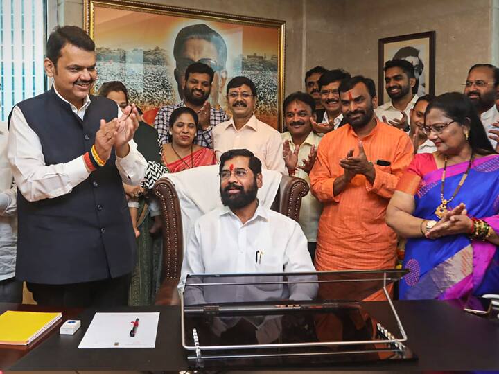 Maharashtra Politics: महाराष्ट्र के मुख्यमंत्री एकनाथ शिंदे ने संभाला कार्यभार, सीएम दफ्तर में लगाई बाल ठाकरे की तस्वीर Maharashtra CM Eknath Shinde Took charge of the Chief Minister's Office in the presence of Deputy CM Devendra Fadnavis Maharashtra Politics: महाराष्ट्र के मुख्यमंत्री एकनाथ शिंदे ने संभाला कार्यभार, सीएम दफ्तर में लगाई बाल ठाकरे की तस्वीर
