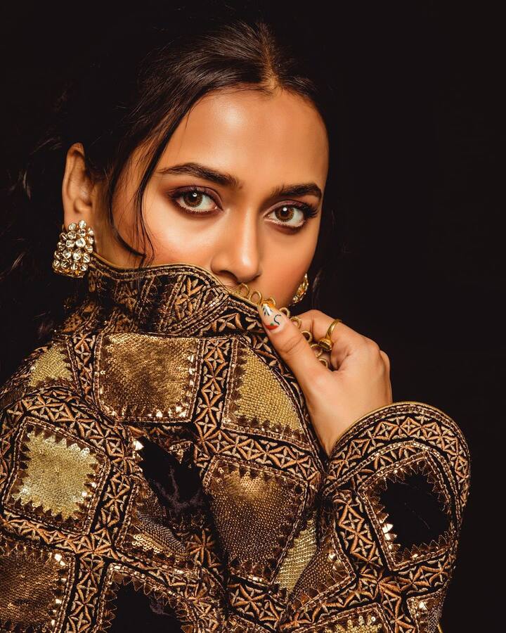 तेजस्वीने हा लूक हेवी कानातल्यांसोबत कॅरी केला आहे, स्मोकी मेकअपसह तिने हा लूक पूर्ण केला आहे.(photo:tejasswiprakash/ig)