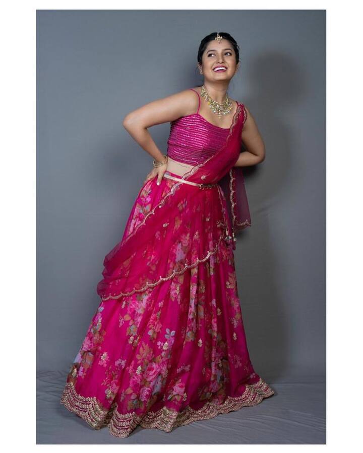 नुकतेच प्राजक्ता माळीने स्वतःचे काही सुंदर फोटो सोशल मीडियावर शेअर केले आहेत. हे फोटो पाहून चाहते चांगलेच घायाळ झाले आहेत.(Prajakta Mali/ Instagram)