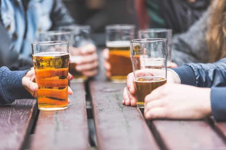 A study has found that drinking beer does not cause diabetes or heart disease. பீர் குடித்தால் நீரிழிவு, இதய நோய்கள் வராது: ஆய்வில் வெளியான சுவாரஸ்ய தகவல்!