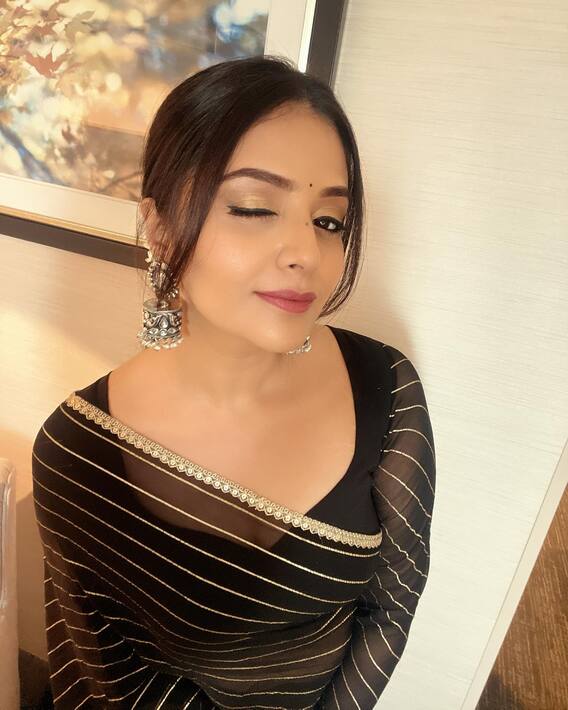 Sreemukhi Photos: హోటల్‌లో సేదతీరుతున్న శ్రీముఖి, నల్ల చీరలో ఆ అందమే వేరు