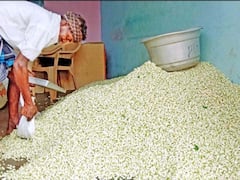 தேனி: விற்பனையாகாமல் தேங்கிய மல்லிகை பூக்கள்.. செண்ட் தொழிற்சாலைக்கு அனுப்பிவைப்பு..