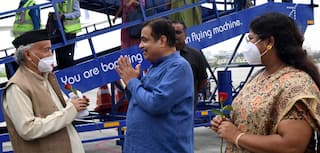 Governor : राज्यपाल भगत सिंह कोश्यारी यांचे नागपूर विमानतळावर स्वागत, अकोल्यासाठी केंद्रीय मंत्री नितीन गडकरीही सोबत निघाले