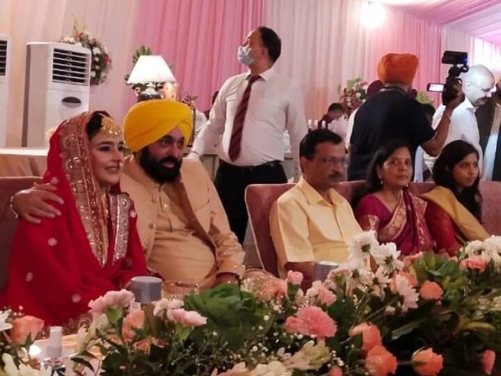 मान (48) पंजाब के पहले ऐसे मुख्यमंत्री हैं जो इस पद पर रहते हुए शादी के बंधन में बंधे हैं. मान की पत्नी डॉ. गुरप्रीत कौर हरियाणा के कुरुक्षेत्र के पेहोवा की रहने वाली हैं. मान की यह दूसरी शादी है. वह अपनी पहली पत्नी से 2015 में अलग हो गए थे. पहली शादी से मान के दो बच्चे सीरत कौर (21) और दिलशान (17) हैं.