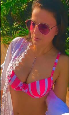 Photos: 46ની ઉંમરે આ ગુજરાતી એક્ટ્રેસે લગાવ્યો બૉલ્ડનેસનો તડકો, ટ્રાન્સપરન્ટ બિકીનીમાં શેર કરી તસવીરો