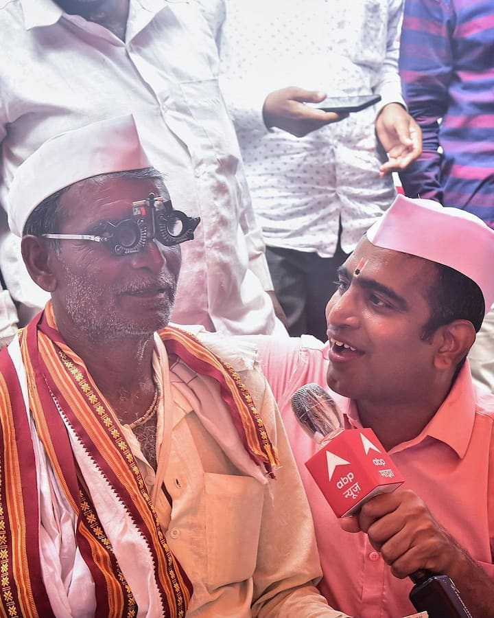 या प्रवासात एकीकडे संदीपला बालवारकरी भेटत आहेत, तर दुसरीकडे नव्वदी गाठत आलेल्या ज्येष्ठ वारकऱ्यांचा आशीर्वाद मिळत आहे.