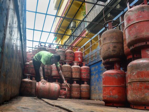LPG Price Hike: रसोई गैस की कीमतों में बढ़ोतरी पर लेफ्ट का विरोध प्रदर्शन, खाली सिलेंडर के साथ दिया धरना