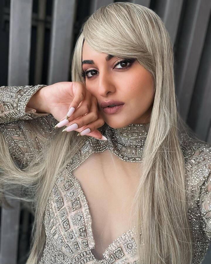ब्लॉन्ड  केसांच्या लूकमध्ये सोना एकदम वेगळी दिसत आहे. एवढेच नाही तर तिने केसांच्या रंगाशी जुळणारा हेवी एम्ब्रॉयडरी गाऊन कॅरी केला आहे. फोटोंमध्ये सोनाक्षीचा ड्रेस आणि तिच्या केसांचा रंग अगदी जुळत आहे. (फोटो:aslisona/ig)
