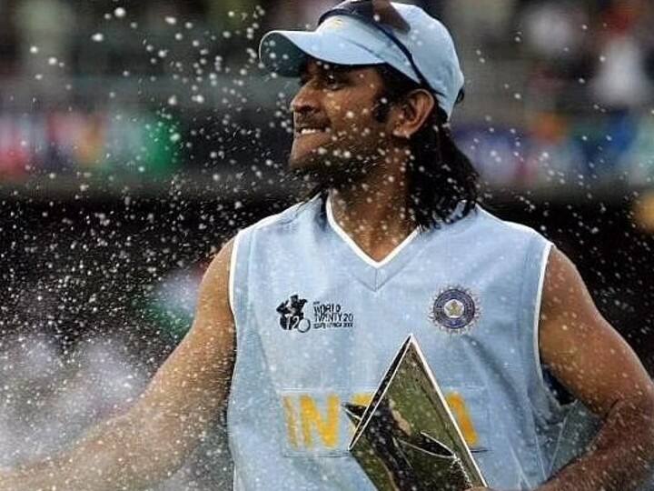 महेंद्र सिंह धोनी को बॉलीवुड एक्टर जॉन अब्राहम के लंबे बालों वाली हेयरस्टाइल बहुत ज्यादा पसंद रही है. यही कारण है कि अपने करियर की शुरुआत में धोनी लंबे बाल रखते थे.