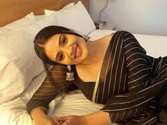 Sreemukhi Photos: హోటల్‌లో సేదతీరుతున్న శ్రీముఖి, నల్ల చీరలో ఆ అందమే వేరు