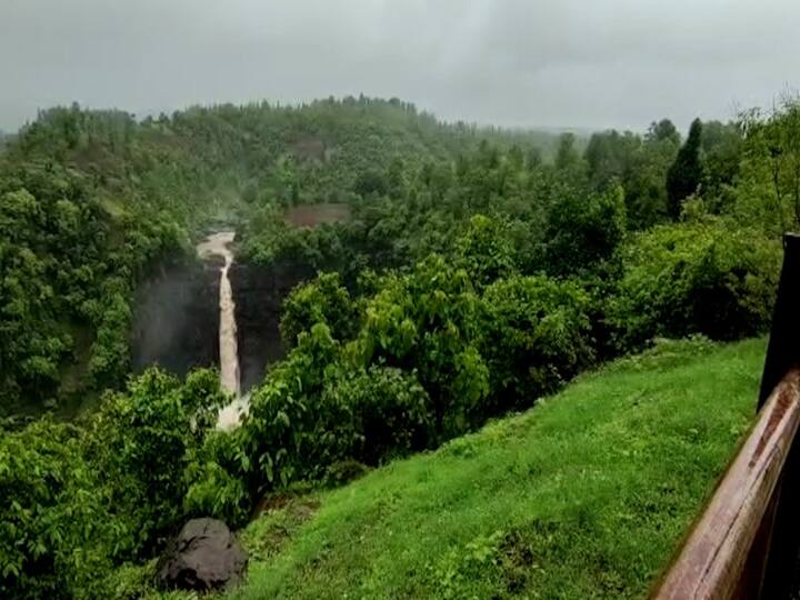 या धबधब्याचं वैशिष्ट्य म्हणजे हा धबधबा बाराही महीने सुरु असल्याने पावसाळा नसतानाही पर्यटकांना या पर्यटन स्थळाचा आनंद घेता येतो.