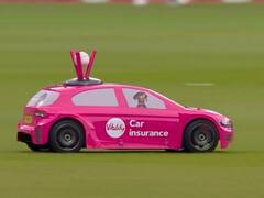 VIDEO: मैच के दौरान मैदान के बीच पहुंची कार तो हैरान रह गए दर्शक, जानें क्या है पूरा मामला