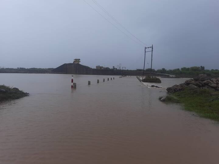 કલ્યાણપુર તાલુકાના કલ્યાણપુર હરીપર સહિતના ગ્રામ્ય વિસ્તારોમાં સતત વરસાદને કારણે અનેક ખેતરોમાં પાણી ભરાયાં. અમુક ગ્રામ્ય વિસ્તારોમાં તો ખેડૂતો ખેતરથી ઘર અને ઘરથી ખેતર જય શકતા નથી.