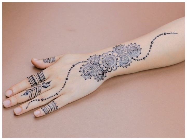 हाथ ही नहीं, पैरों के लिए भी चूज करें लेटेस्ट Henna Mehndi Designs - latest  foot henna mehndi design-mobile