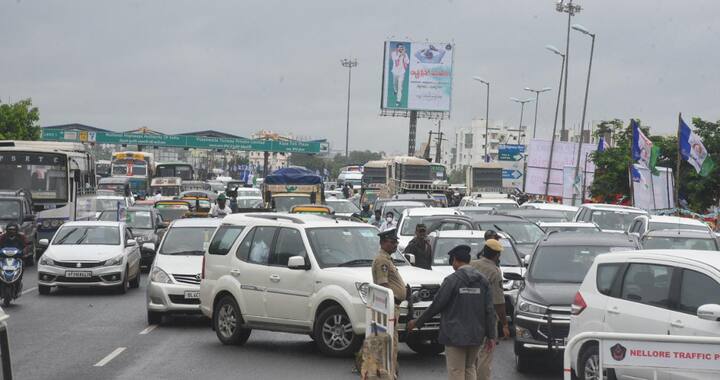 వైసీపీ ప్లీనరీ సమావేశాలకు తరలివస్తున్న కార్యకర్తలు, నేతలు