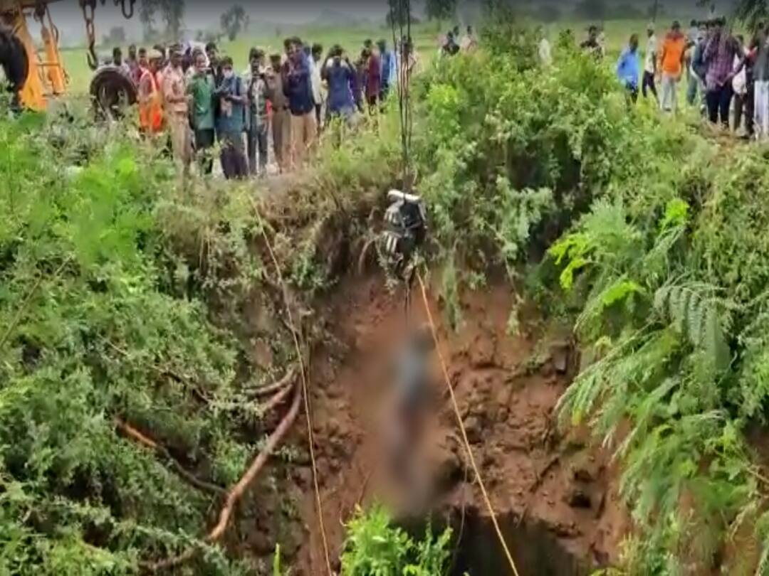 Karimnagar district tractor fell down in well farmer died dnn Karimnagar News : కరీంనగర్ జిల్లాలో విషాదం, బావిలోకి దూసుకెళ్లిన ట్రాక్టర్, రైతు మృతి