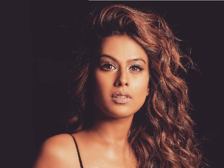 तिने न्यूड मेकअप आणि सॉफ्ट कर्ली मेकअपसह तिचा सोबर लुक पूर्ण केला आहे. या लूकमध्ये अभिनेत्री खूपच बोल्ड दिसत आहे.(photo:niasharma90/ig)