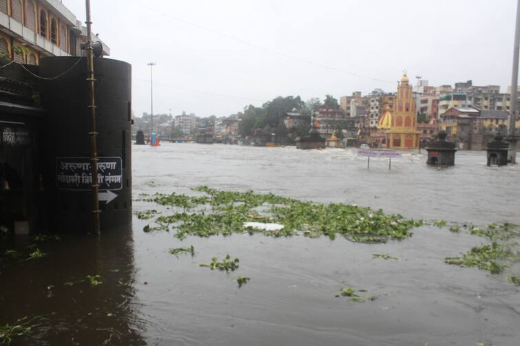 Maharashtra News first rain of Nashik, sewage water mixed in the godawari river Nashik Rain : नाशिकच्या पहिल्याच पावसात गोदामाईत मिसळले गटारीचे पाणी, दुतोंड्या मारुतीच्या गुडघ्यापर्यंत पाणी 