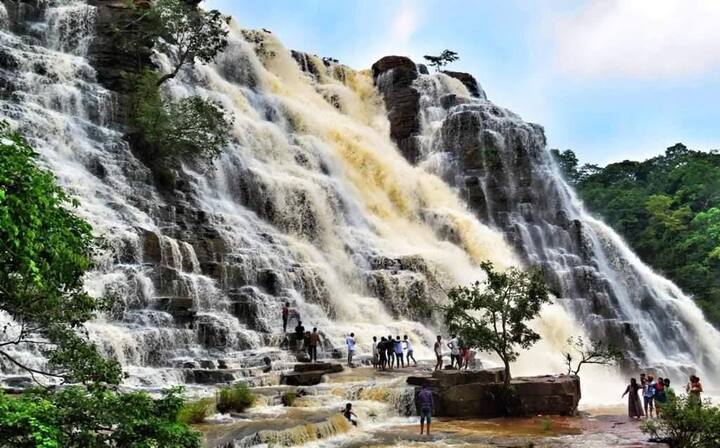 दरअसल मानसून आते ही बस्तर के चित्रकोट, तीरथगढ़  चित्रधारा, तामड़घूमर से लेकर 8 से अधिक जलप्रपातों का नजारा बेहद ही खूबसूरत हो जाता है और मानसून आने के साथ ही सैलानी भी बड़ी संख्या में इस खूबसूरत नजारे को देखने यहां पहुंचते हैं.