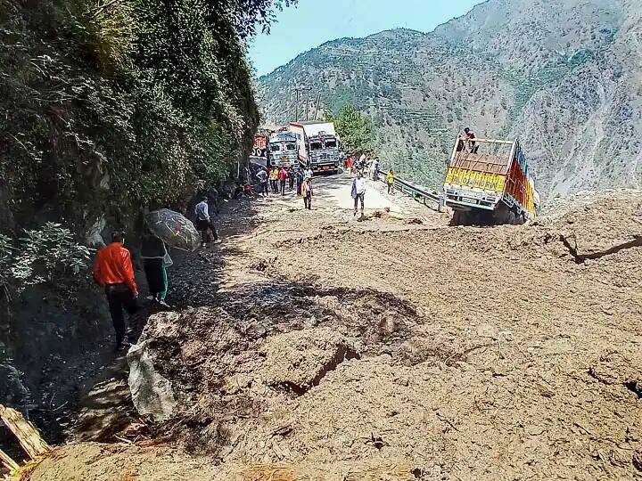Jammu Srinagar Highway: जम्मू-श्रीनगर NH एक तरफ से खुला, अमरनाथ यात्रियों को कश्मीर की तरफ जाने की मिली अनुमति Traffic Restored on Jammu Srinagar National Highway from one side Jammu Srinagar Highway: जम्मू-श्रीनगर NH एक तरफ से खुला, अमरनाथ यात्रियों को कश्मीर की तरफ जाने की मिली अनुमति