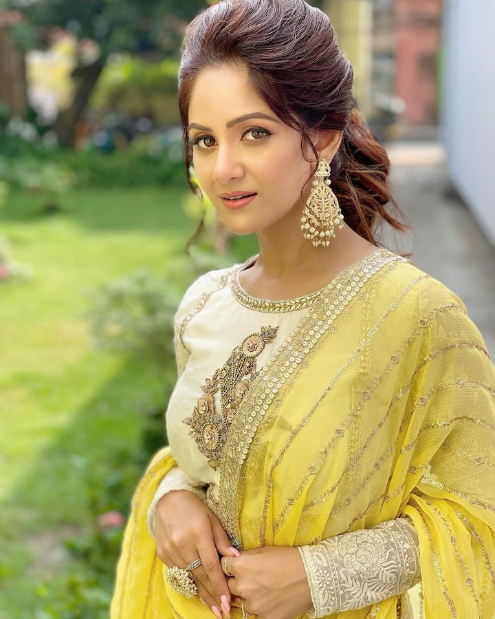 অনুষ্ঠানে ছোটদের মেন্টর বা শিক্ষক শিক্ষিকার ভূমিকায় থাকছেন তৃণা সাহা (Trina Saha), দিপান্বিতা রক্ষিত (Dipannita Rakshit) ও অভিষেক বসু (Abhishek Basu)।