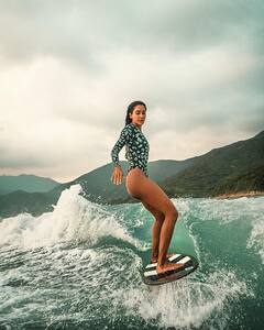 Lisa Haydon Pics: बिकिनी पहने समुद्र में मस्ती करती नजर आईं लीजा हेडन, फैंस बोले- OMG, तुम किसकी बनी हो?