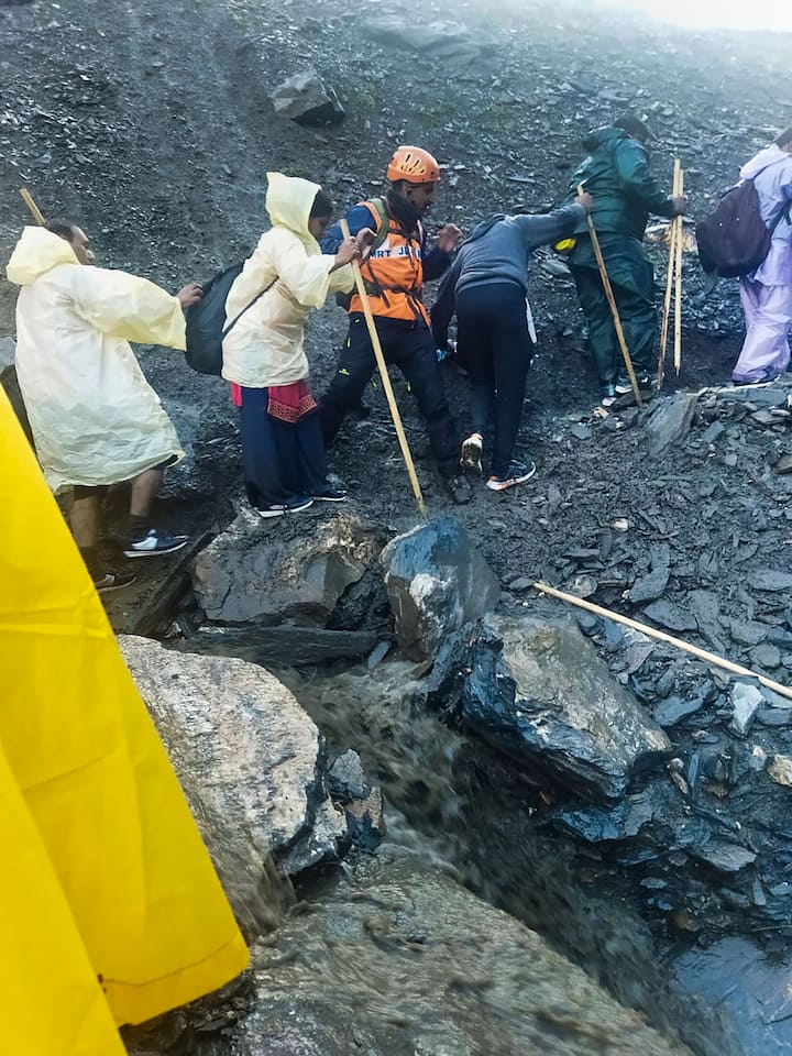 हादसे पर पीएम मोदी ने दुख जताया. प्रधानमंत्री ने कहा कि उन्होंने जम्मू-कश्मीर के उपराज्यपाल मनोज सिन्हा से बात की है और हालात की जानकारी ली है. बचाव और राहत कार्य जारी है. हर संभव सहायता प्रदान की जा रही है.