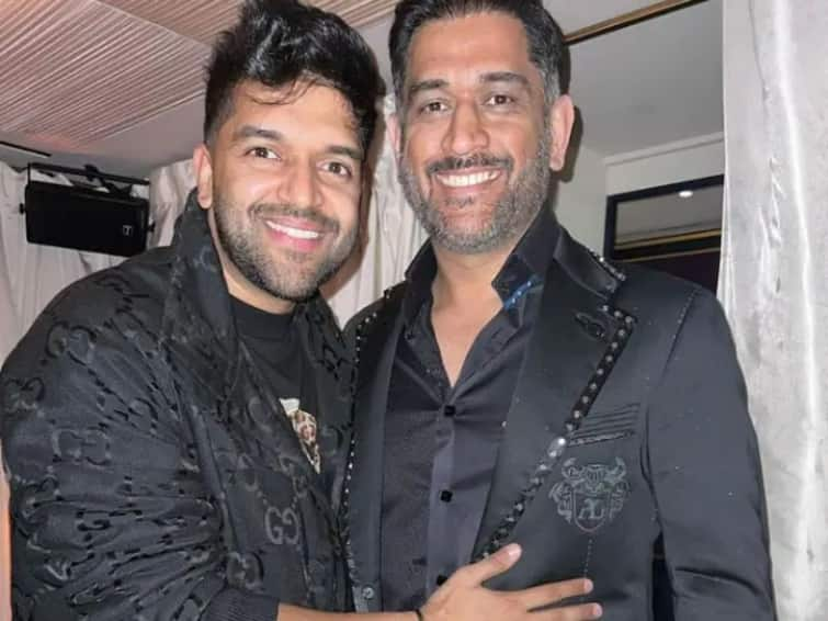 Singer Guru randhawa siraj attended MS Dhonis birthday see pics MS Dhoni : गायक गुरु रंधावा धोनीच्या वाढदिवसाच्या कार्यक्रमात, पाहा फोटोंमध्ये कोणी-कोणी लावली हजेरी?