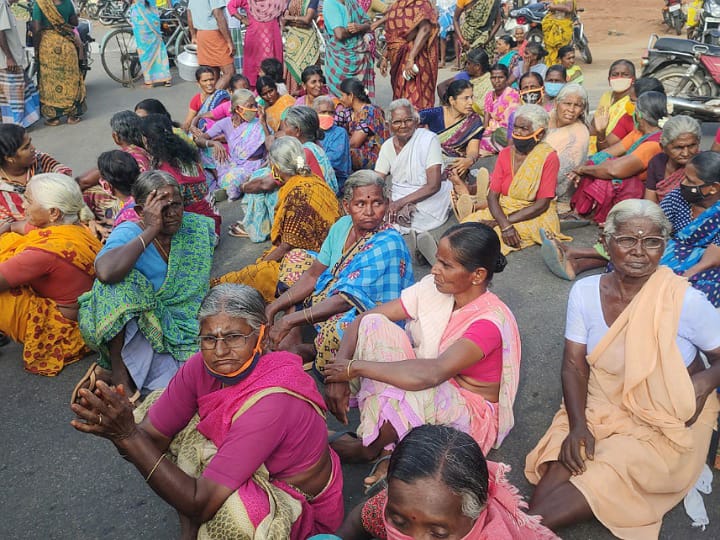 முன்னாள் முதல்வர் கருணாநிதி ஆட்சியில் கட்டப்பட்ட பஸ் ஸ்டாப்பை தரைமட்டமாக்கிய திமுக பிரமுகர் - கரூரில் பரபரப்பு