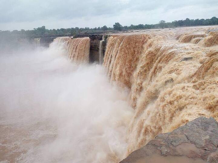 खासकर चित्रकोट वॉटरफॉल्स को देखने बड़ी संख्या में पर्यटक यहां पहुंच रहे हैं. लगभग 100 फीट ऊंचाई से गिरता चित्रकोट वाटरफॉल का नजारा देखते ही बनता है.