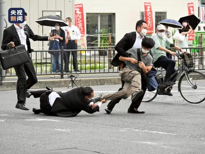Police officer chased and arrested the person who shot Shinzo Abe Shinzo Abe: முன்னாள் பிரதமரை சுட்ட நபரை துரத்திப் பிடித்த ஜப்பான் போலீஸ்!