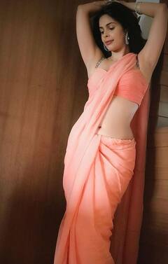 In Pics : साडीमध्ये अधिकच खुलतं मल्लिकाचं सौंदर्य; हॉट फोटो पाहाच