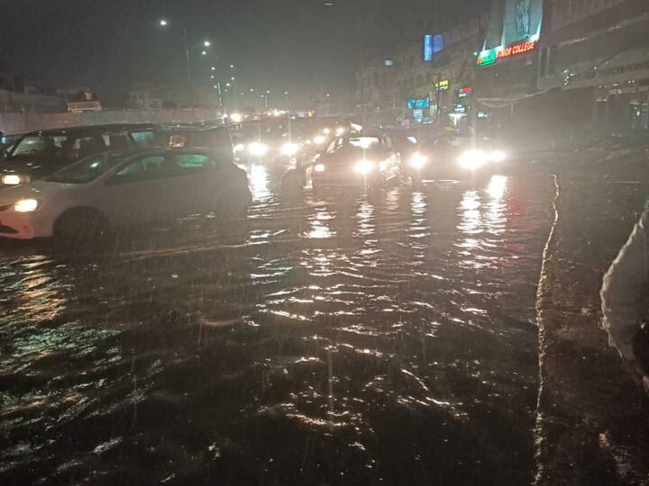 Hyderabad heavy rains lashed city many colonies flood with water Hyderabad Rains : హైదరాబాద్ లో కుండపోత వర్షం, రోడ్లన్నీ జలమయం