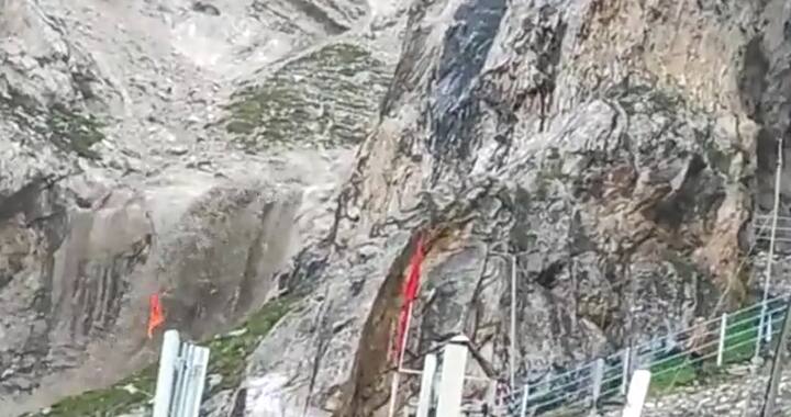 एनडीआरएफ और एसडीआरएफ की टीमें मौके पर मौजूद हैं. केंद्रीय गृहमंत्री अमित शाह ने ट्वीट करते हुए कहा, 