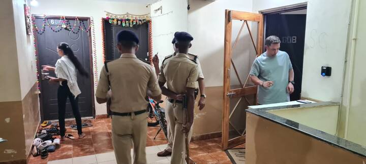 दुर्ग पुलिस ने कुबेर, सूर्या रेसिडेंसी और चौहान टाउन में चलाया. जिसमें मुख्य रूप से किराएदारों का सत्यापन, लिफ्ट वेरिफिकेशन, असामाजिक तत्वों की चेकिंग, पार्किंग में लावारिस वाहन की चेकिंग, सीसीटीवी चेकिंग, अपार्टमेंट और रेसिडेंसी के लोगों की शिकायत से संबंधित जांच हुई.